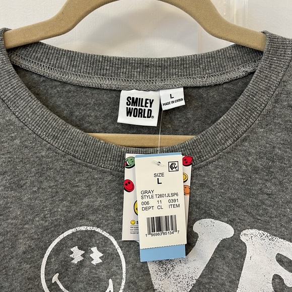 Women's SmileyWorld Love Above All Graphic Sweatshirt Gray L Smiley Company NWT - Picture 9 of 13